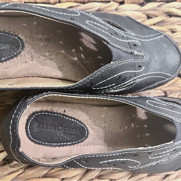 Stylish Navy Blue Slip-On Shoes with White Accents - Picture 8 of 10